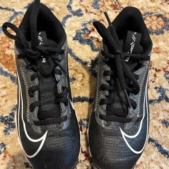 NIKE Black and white Youth Soccer Cleats SZ 1Y - Picture 1 of 5